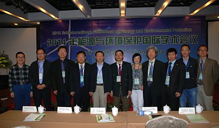 我院参会部分教师与参会部分专家合影.jpg
