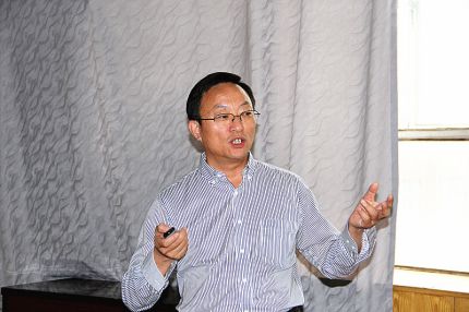鲁怀安教授做报告.jpg