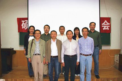 与部分教师合影.jpg
